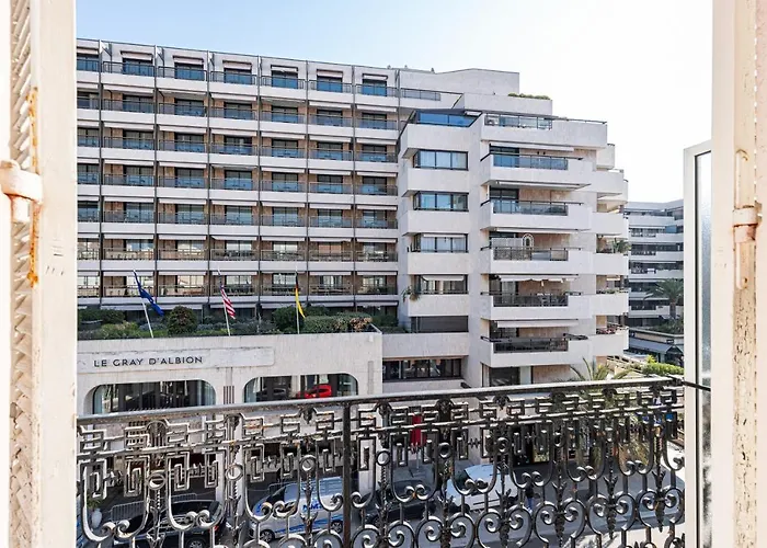 Modern Waikiki Hotel